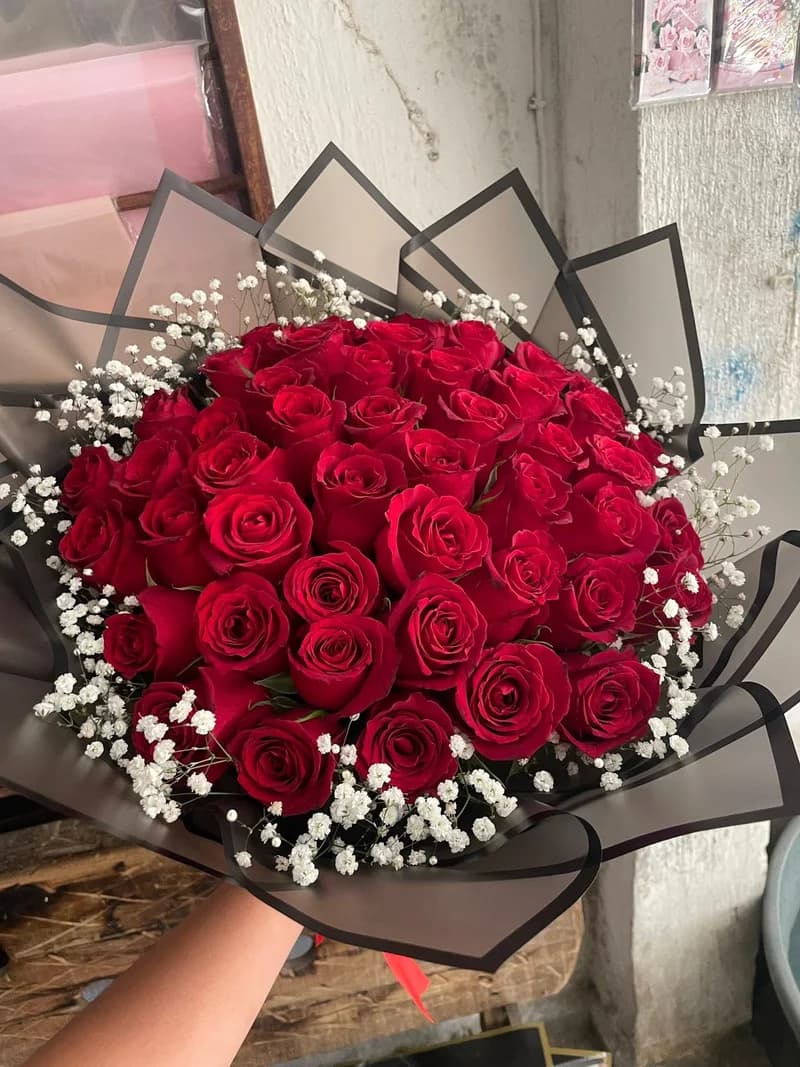 Ramo de docena de rosas